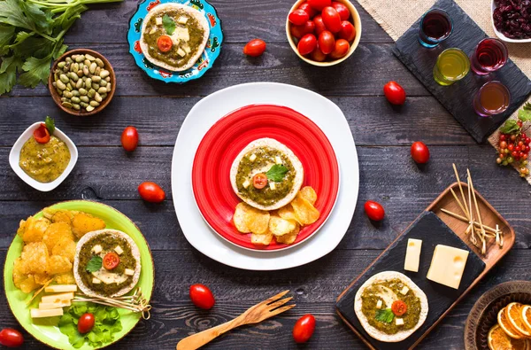 Smaczne i pyszne bruschetta z pomidorami, serem, awokado, h — Zdjęcie stockowe