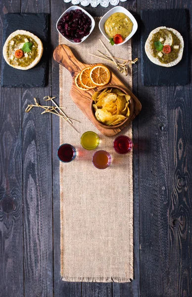 Leckere und leckere Bruschetta mit Avocado, Tomaten, Käse, — Stockfoto