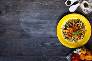 Taze sebze ve peynir, ahşap ba ile lezzetli makarna