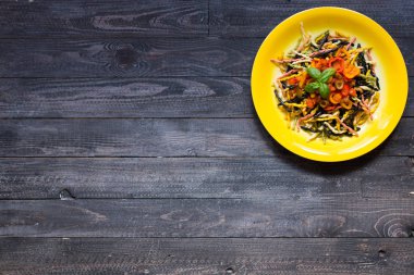 Taze sebze ve peynir, ahşap ba ile lezzetli makarna