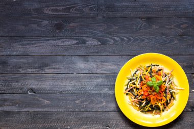 Taze sebze ve peynir, ahşap ba ile lezzetli makarna