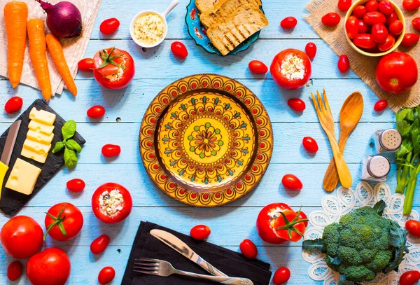 Фаршированные помидоры с сыром, и различные овощи, на woo — стоковое фото
