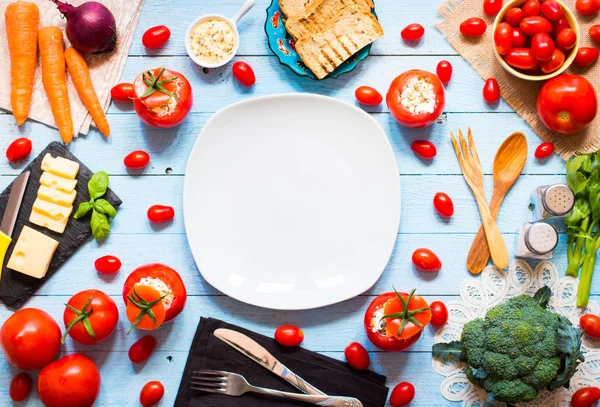 Tomates farcies au fromage, et différents légumes, sur un woo — Photo