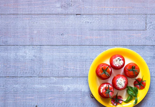 Pomidory faszerowane serem i różnych warzyw, na woo — Zdjęcie stockowe