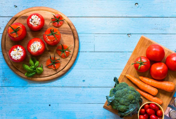 Tomates recheados com queijo e verduras diferentes, em um woo — Fotografia de Stock