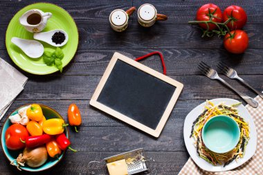 Taze sebze ve peynir, ahşap ba ile lezzetli makarna