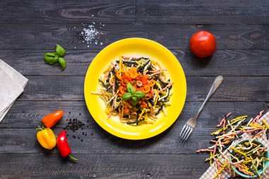 Taze sebze ve peynir, ahşap ba ile lezzetli makarna