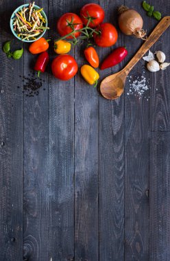 Taze sebze ve peynir, ahşap ba ile lezzetli makarna