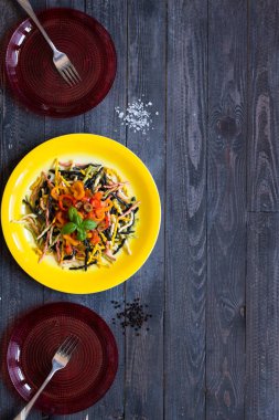 Taze sebze ve peynir, ahşap ba ile lezzetli makarna