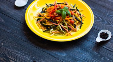 Taze sebze ve peynir, ahşap ba ile lezzetli makarna