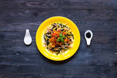 Taze sebze ve peynir, ahşap ba ile lezzetli makarna