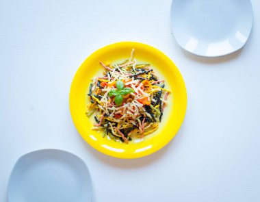 Taze sebze ve peynir, ahşap ba ile lezzetli makarna