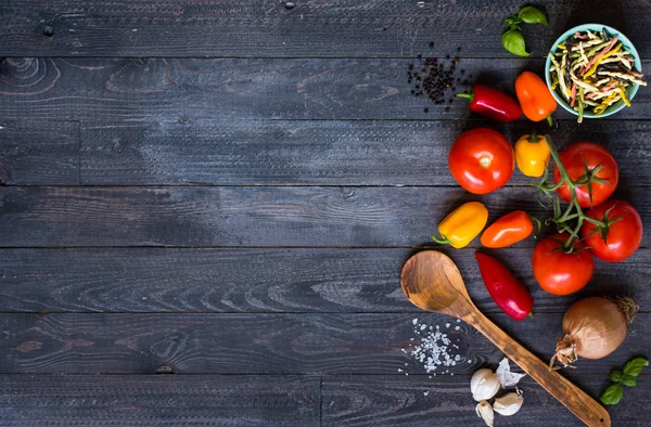 Massa deliciosa com legumes frescos e queijo, em uma ba de madeira — Fotografia de Stock