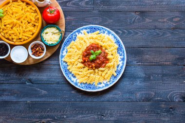 Düdük makarna salça, domates, soğan, sarımsak, kurutulmuş 