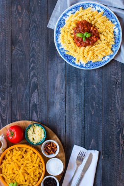 Düdük makarna salça, domates, soğan, sarımsak, kurutulmuş 