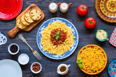 Düdük makarna salça, domates, soğan, sarımsak, kurutulmuş 