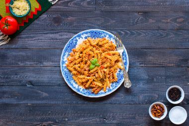 Düdük makarna salça, domates, soğan, sarımsak, kurutulmuş 