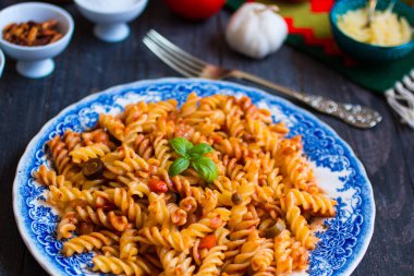 Düdük makarna salça, domates, soğan, sarımsak, kurutulmuş 