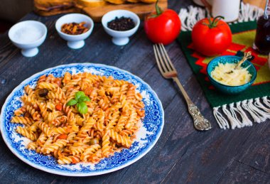 Düdük makarna salça, domates, soğan, sarımsak, kurutulmuş 