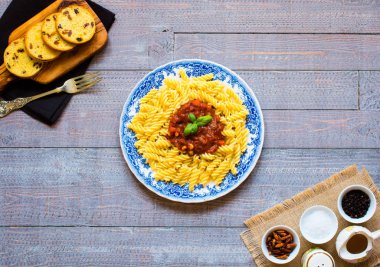 Düdük makarna salça, domates, soğan, sarımsak, kurutulmuş 