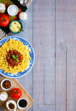 Düdük makarna salça, domates, soğan, sarımsak, kurutulmuş 