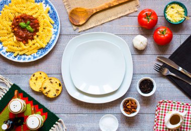 Düdük makarna salça, domates, soğan, sarımsak, kurutulmuş 