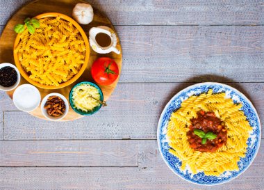 Düdük makarna salça, domates, soğan, sarımsak, kurutulmuş 