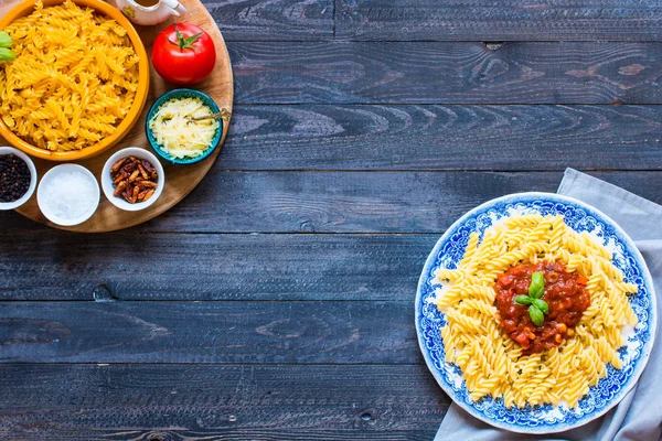 Massa Fusilli com molho de tomate, tomate, cebola, alho, seco — Fotografia de Stock