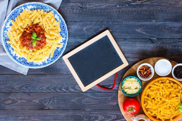 Pastas Fusilli con salsa de tomate, tomates, cebolla, ajo, secado — Foto de Stock