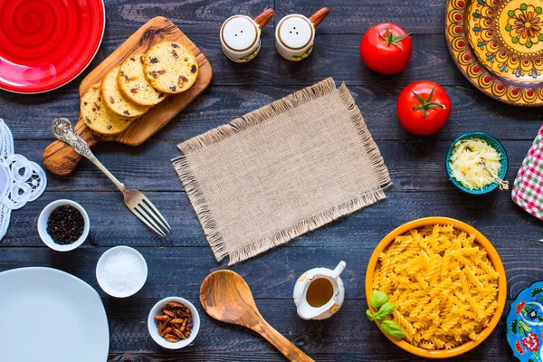 Massa Fusilli com molho de tomate, tomate, cebola, alho, seco — Fotografia de Stock