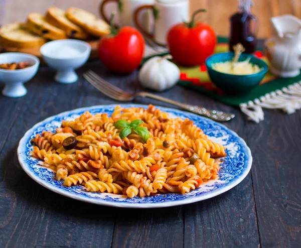 Pastas Fusilli con salsa de tomate, tomates, cebolla, ajo, secado — Foto de Stock