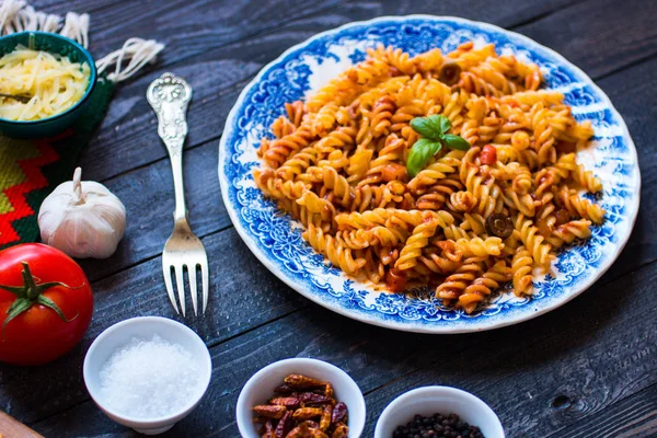 Düdük makarna salça, domates, soğan, sarımsak, kurutulmuş 