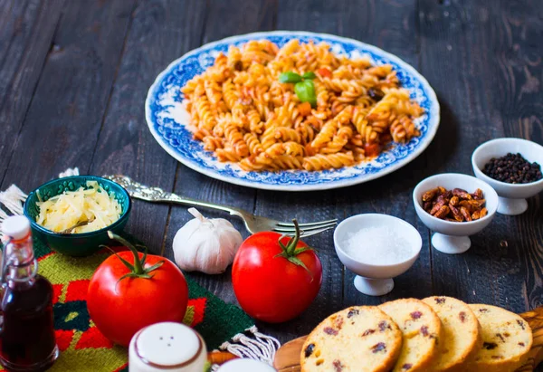 Düdük makarna salça, domates, soğan, sarımsak, kurutulmuş 