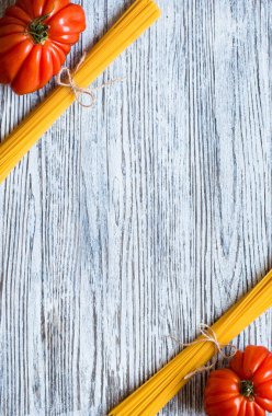 Öküz kalp domates, rustik ahşap arka plan üzerinde boş alan tex için