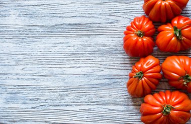 Öküz kalp domates, rustik ahşap arka plan üzerinde boş alan tex için