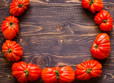 Öküz kalp domates, rustik ahşap arka plan üzerinde boş alan tex için