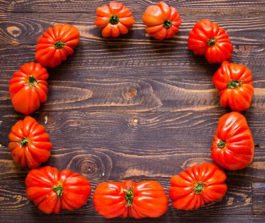 Öküz kalp domates, rustik ahşap arka plan üzerinde boş alan tex için