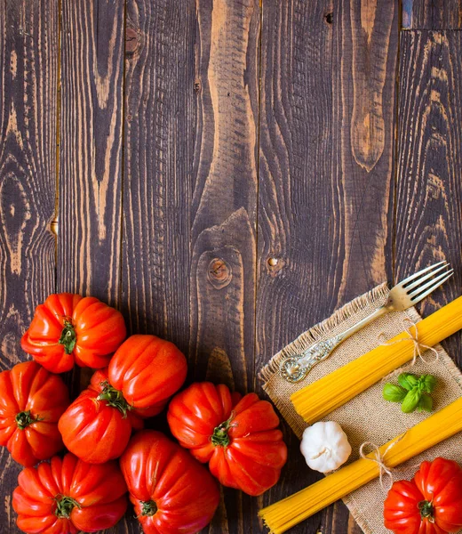 OX serca pomidory, na rustykalne drewniane podłoże, wolne miejsce dla tex — Zdjęcie stockowe