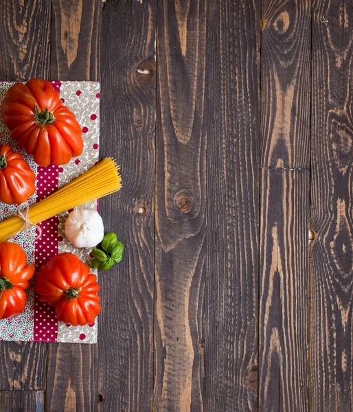 Pomodori cuore di bue, su fondo in legno rustico, spazio libero per tex — Foto Stock