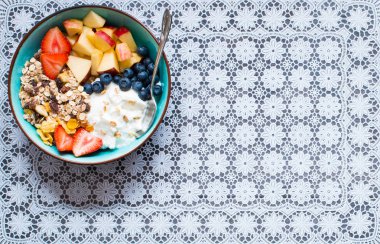 Sağlıklı Kahvaltı, yoğurt, çilek, yaban mersini ile Mısır gevreği, 