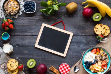 Sağlıklı Kahvaltı, yoğurt, çilek, yaban mersini ile Mısır gevreği, 