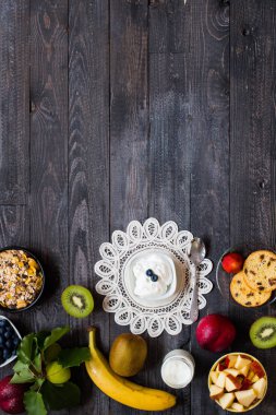 Sağlıklı Kahvaltı, yoğurt, çilek, yaban mersini ile Mısır gevreği, 