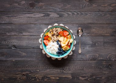 Sağlıklı Kahvaltı, yoğurt, çilek, yaban mersini ile Mısır gevreği, 