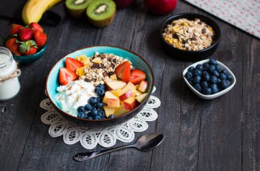 Sağlıklı Kahvaltı, yoğurt, çilek, yaban mersini ile Mısır gevreği, 