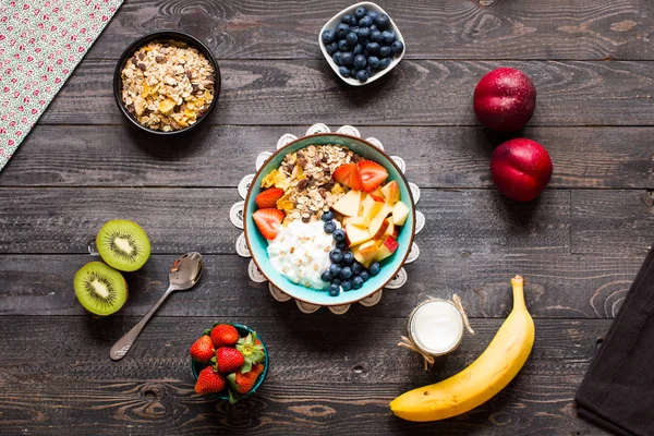 Desayuno saludable, cereales con yogur, fresas, arándanos , — Foto de Stock