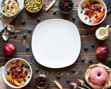 Sağlıklı kahvaltı süt, müsli ve meyve, bir ahşap backgr