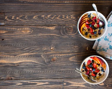 Sağlıklı kahvaltı süt, müsli ve meyve, bir ahşap backgr