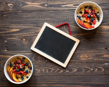 Sağlıklı kahvaltı süt, müsli ve meyve, bir ahşap backgr