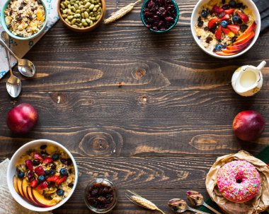 Sağlıklı kahvaltı süt, müsli ve meyve, bir ahşap backgr