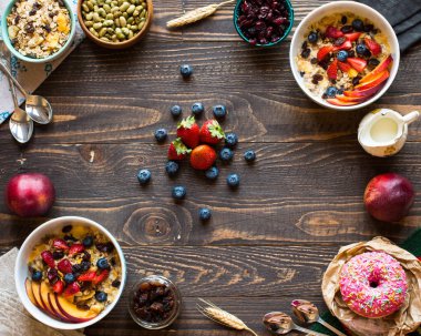 Sağlıklı kahvaltı süt, müsli ve meyve, bir ahşap backgr